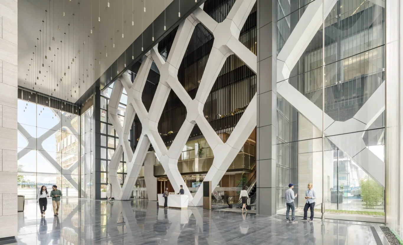 Lobby Shenzhen Rural Commercial Bank z widocznym diagridem
