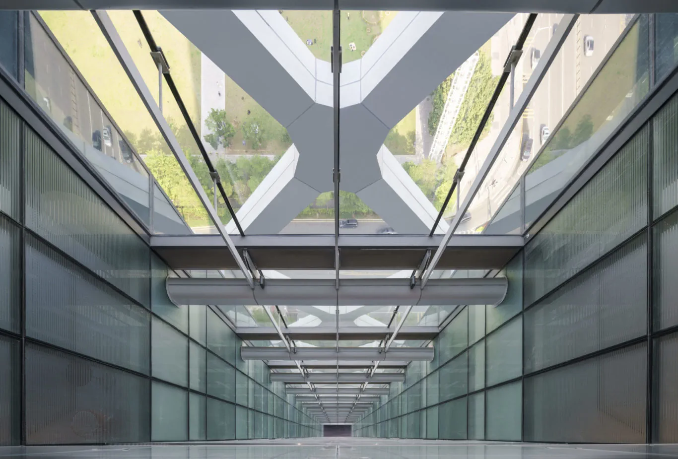 Wnętrze Shenzhen Rural Commercial Bank z widokiem na zewnętrzny diagrid