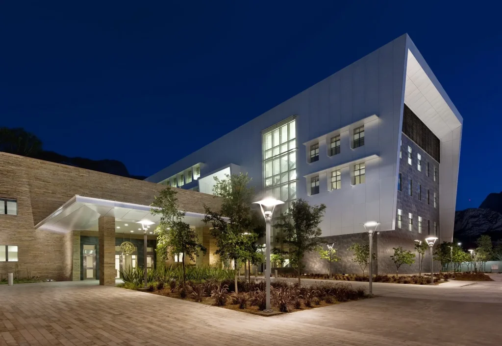 Budynek Konsulatu USA w Monterrey, Meksyk, nocą, fot. KCCT