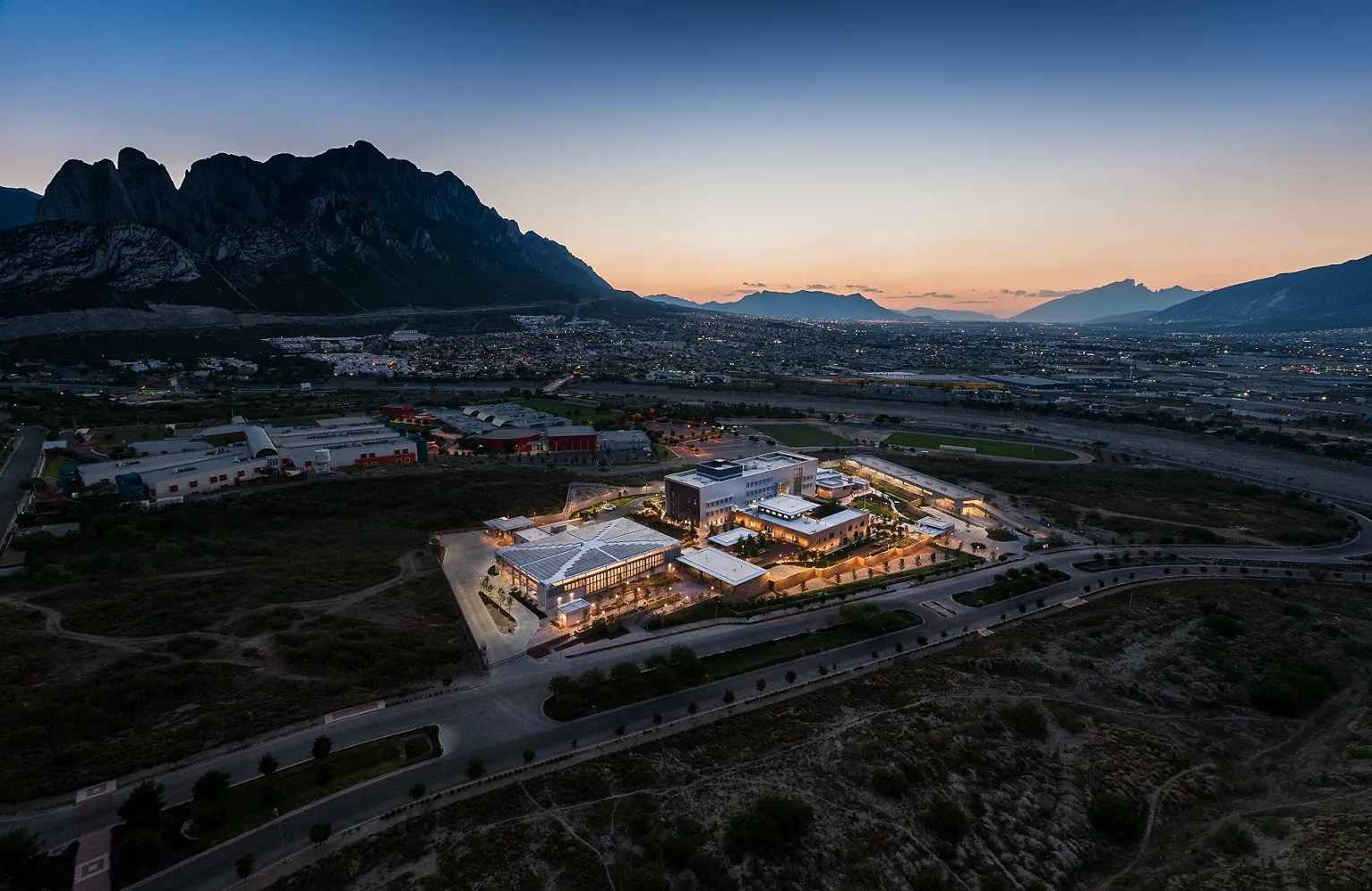 Widok z lotu ptaka na Kampus Konsulatu USA w Monterrey, Meksyk, o zmierzchu, fot. KCCT
