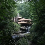 Fallingwater – słynny Dom nad Wodospadem autorstwa Franka Lloyda Wrighta, zintegrowany z otoczeniem przyrody w Pensylwanii.