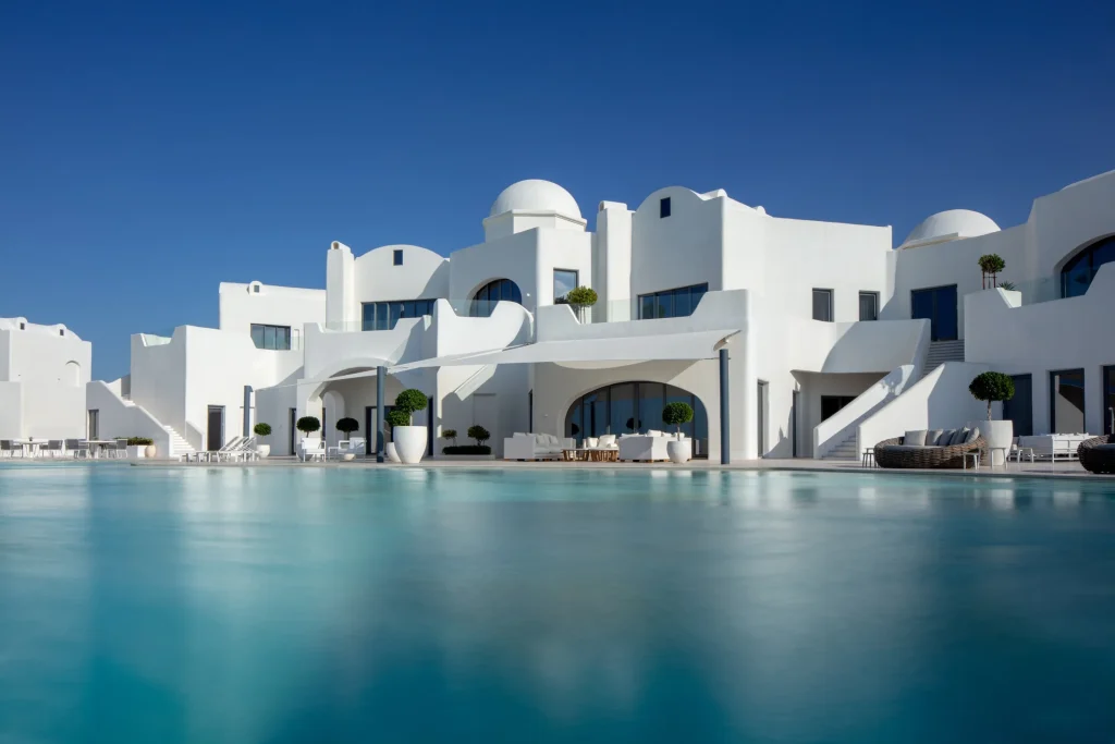 Anantara Santorini Abu Dhabi Retreat, E11 Design fot. Anantara Santorini Abu Dhabi Retreat
