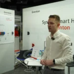 Aleksander Wolnowski, Key Account Manager w Grenton, prezentuje systemy automatyki domowej podczas targów w hali Urania w Olsztynie 2025.