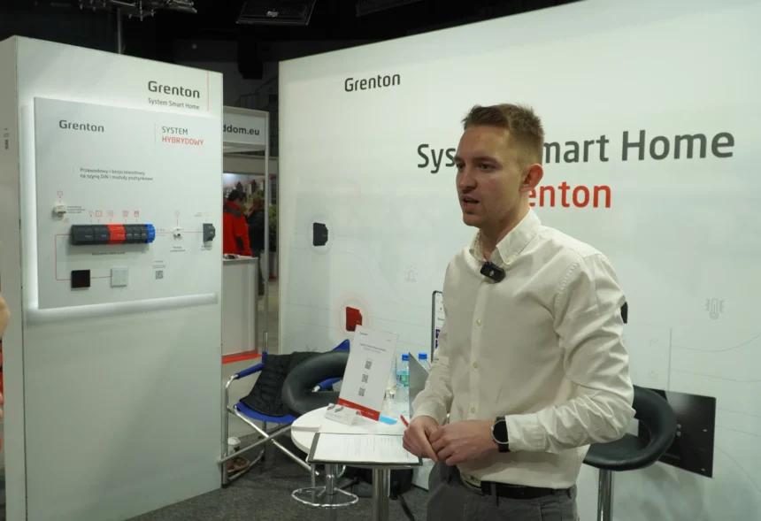 Aleksander Wolnowski, Key Account Manager w Grenton, prezentuje systemy automatyki domowej podczas targów w hali Urania w Olsztynie 2025.