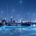 Nowoczesne miasto nocą z wizualizacją sieci danych, symbolizujące inteligentne technologie w architekturze i budownictwie przyszłości