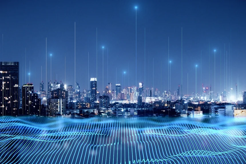 Nowoczesne miasto nocą z wizualizacją sieci danych, symbolizujące inteligentne technologie w architekturze i budownictwie przyszłości