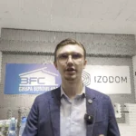 Jakub Pawłowski z firmy Izodom prezentuje technologię szalunku traconego podczas targów budowlanych w Olsztynie 2025