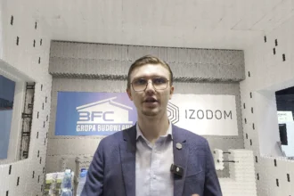 Jakub Pawłowski z firmy Izodom prezentuje technologię szalunku traconego podczas targów budowlanych w Olsztynie 2025