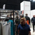 Stoisko Klink International na Warmińsko-Mazurskich Targach Nieruchomości & Budowa Domu 2025 w Olsztynie. Prezentacja fornirów kamiennych i innych materiałów wykończeniowych z naturalnego kamienia.