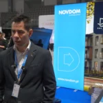 Michał Kulesza, Starszy Doradca Klienta Inwestycyjnego w Novdom, prezentuje ofertę inwestycji mieszkaniowych na targach nieruchomości w hali Urania w Olsztynie 2025.