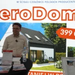 Przedstawiciel firmy Spomet prezentuje ofertę nowoczesnych domów prefabrykowanych ZeroDom na targach w Olsztynie