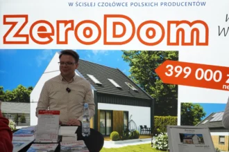 Przedstawiciel firmy Spomet prezentuje ofertę nowoczesnych domów prefabrykowanych ZeroDom na targach w Olsztynie